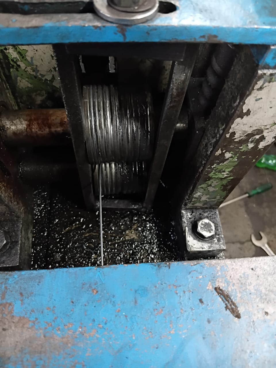 Pulling roller assembly showing groove alignment